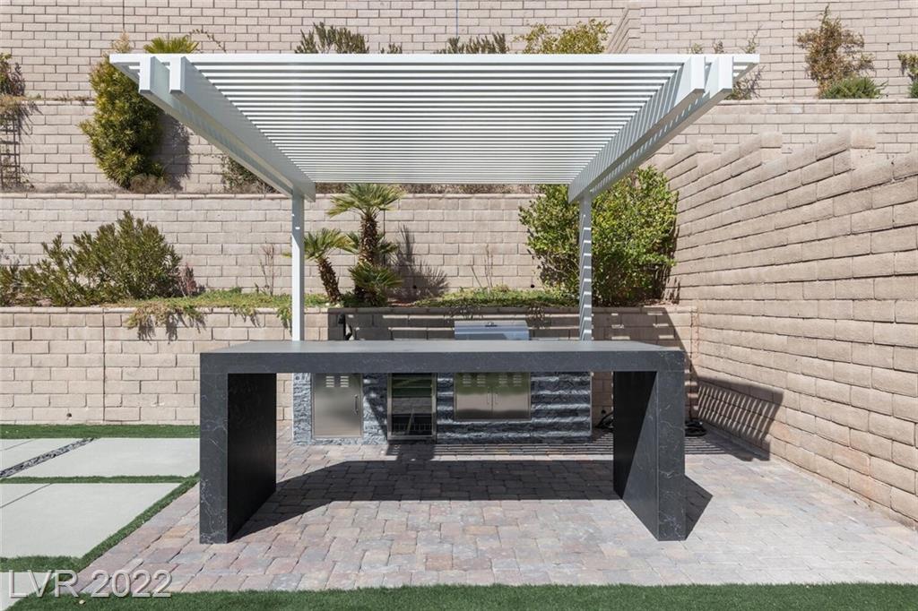 Finished Impact project: pergola and outdoor kitchen area